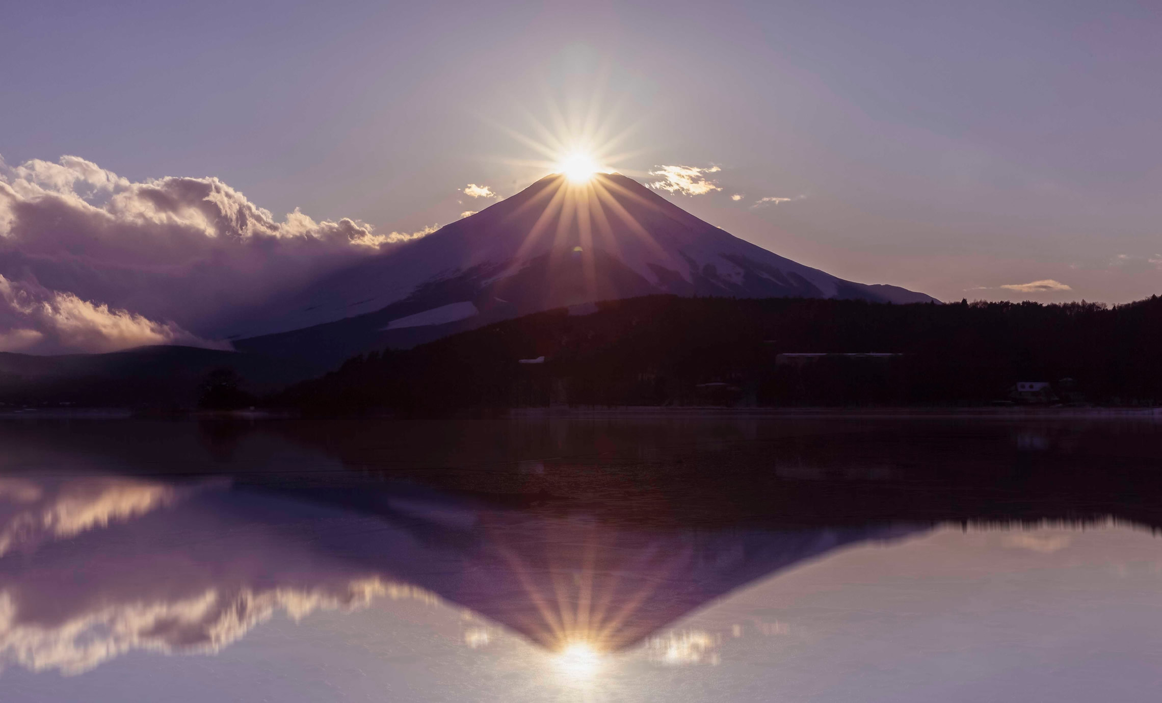 富士山日出湖景倒影